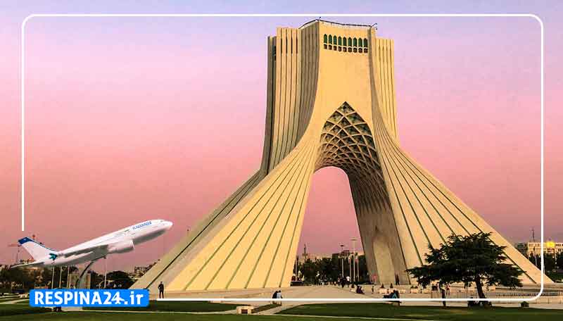 میدان آزادی به همراه یک هواپیما کوچک در حال پرواز در گوشه تصویر